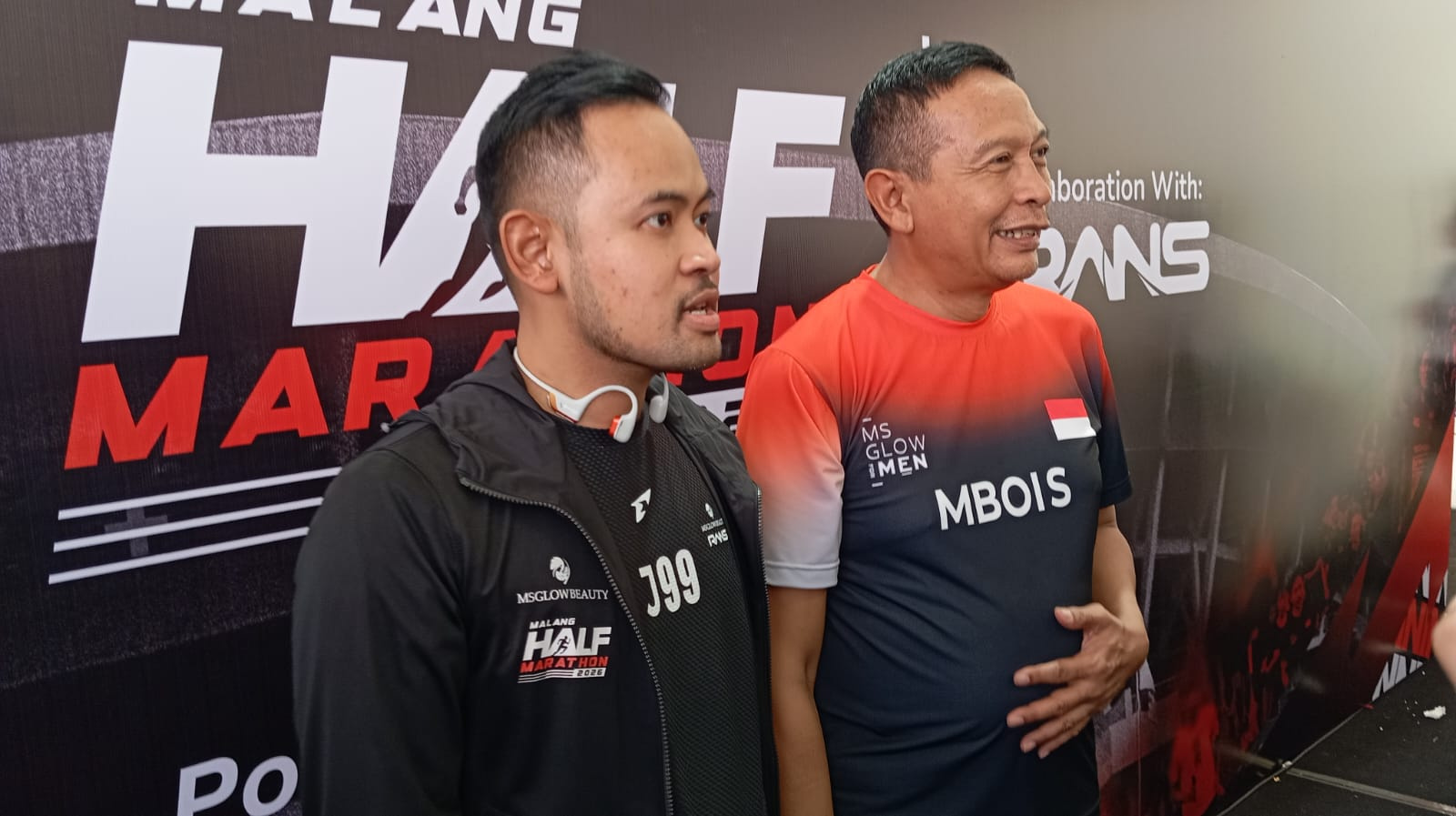 Ribuan pelari setengah maraton melintasi jalan raya Kota Malang dengan latar Gunung Bromo