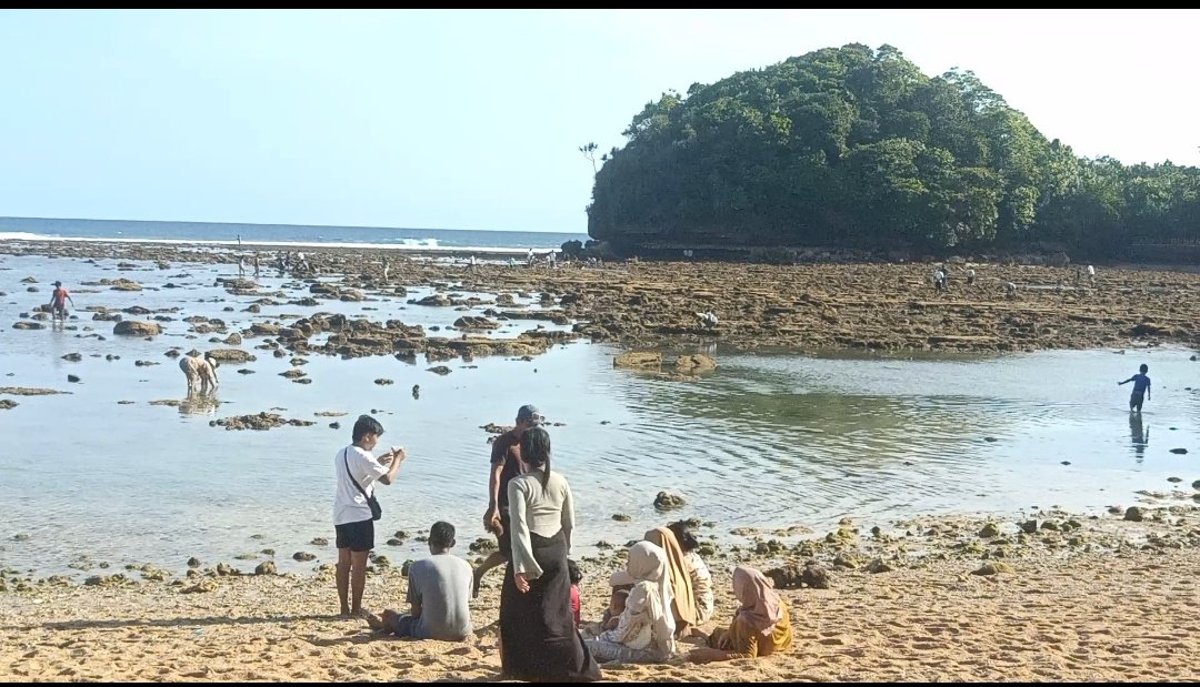 Pantai Tri in One Malang: Pasir Putih, Ombak Tenang, dan Wahana Seru untuk Liburan Keluarga