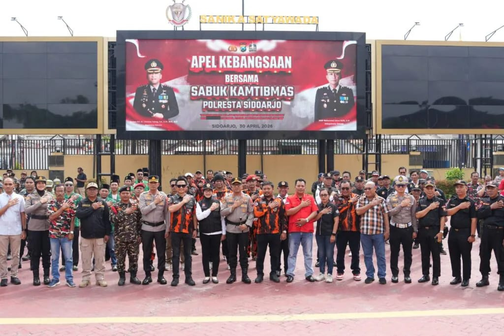 Kapolresta Sidoarjo Kombes. Pol. Christian Tobing memimpin apel Sabuk Kamtibmas di Lapangan Mako Polresta Sidoarjo