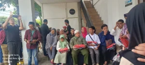 Viral! Band Punk Rock Brain Wash Bagikan Takjil di Perempatan BCA Batu, Warganet: “Ternyata Anak Punk Bisa Sehumanis Ini”