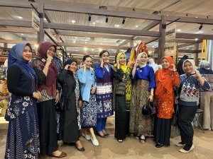 UMKM binaan Persit KCK Yonkes 2/2 Kostrad, Brilliyans Batik, sukses habiskan seluruh koleksi batik tulis eksklusif di ajang Persit Bisa Vol II 2026 Jakarta. Ibu Sri Astuti bagikan inspirasi.