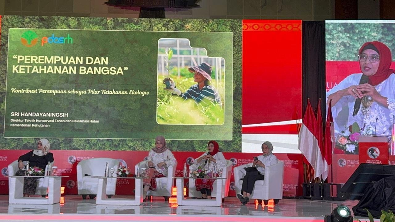 Sri Handayaningsih Direktur Teknik Konservasi Tanah Kemenhut berbicara di Forum Perempuan
