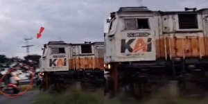 KAI Sebut Pemotor Tertemper KA Sangkuriang di Jember Nekat Abaikan Peringatan: Jangan Pertaruhkan Nyawa Hanya karena Buru-buru