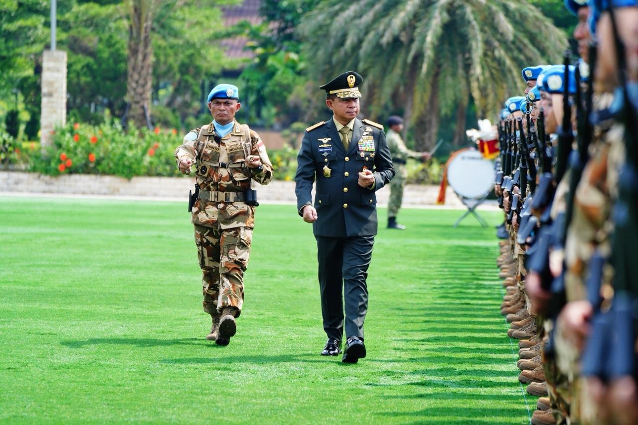 Panglima TNI Jenderal Agus Subiyanto memimpin upacara pemberangkatan Satgas TNI Konga UNIFIL di Lapangan Prima Mabes TNI