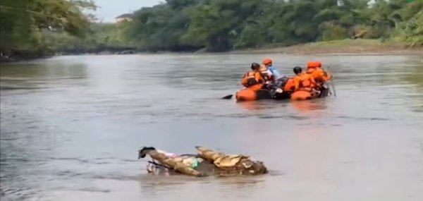 Tim Basarnas Malang Raya Evakuasi Pencari Ikan Hanyut di Sungai Brantas Blitar, Ditemukan 16 Km dari Titik Awal