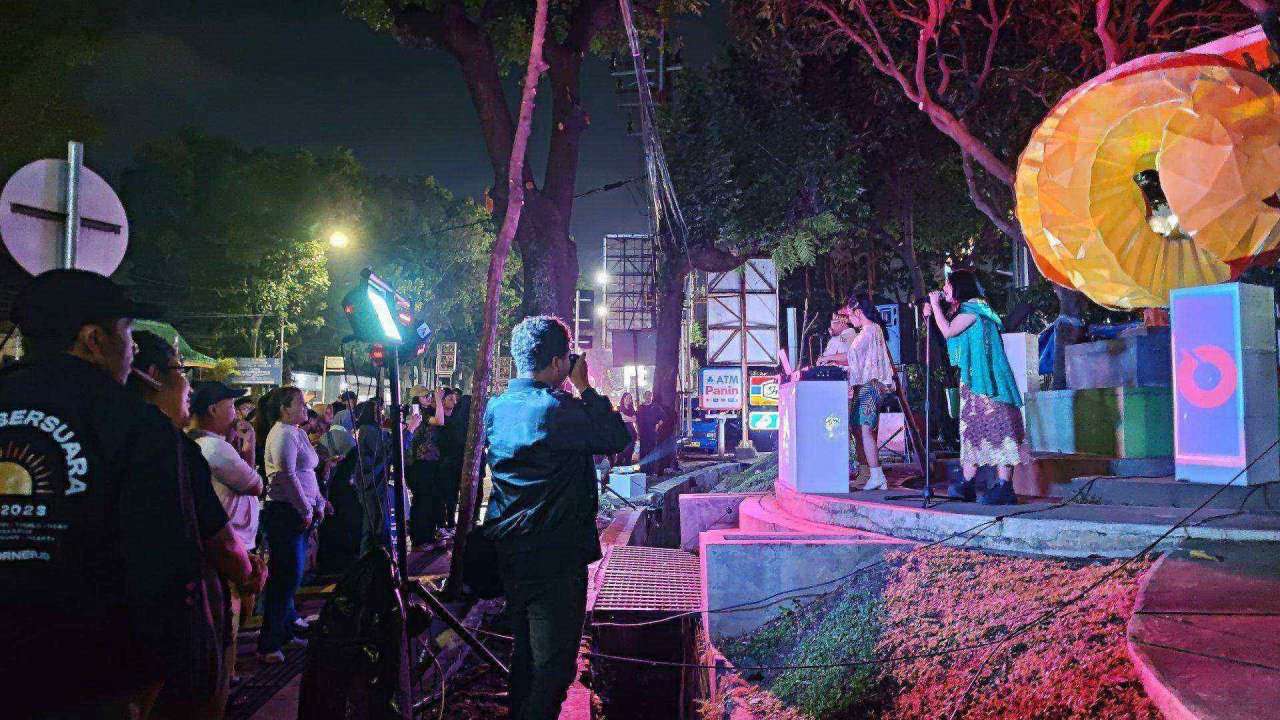 Suasana malam Taman Spiral dengan sorotan lampu projection mapping