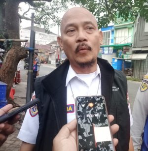 "Jalan Bukan Pasar": Tim Gabungan Tertibkan Pasar Kebalen Malang, Pedagang 'Nekat' Berjualan hingga Sore Dibubarkan