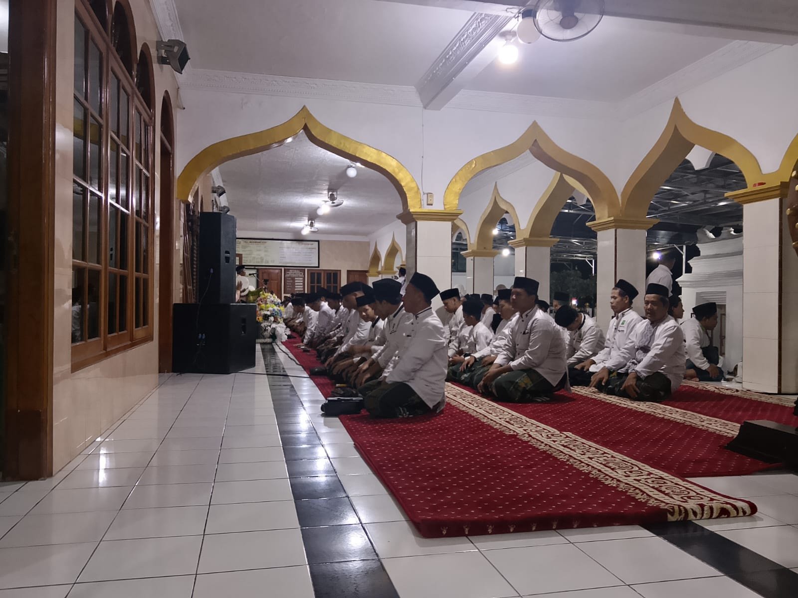 Grup Hadrah Ikatan Seni Hadrah Indonesia memainkan rebana di atas panggung sederhana