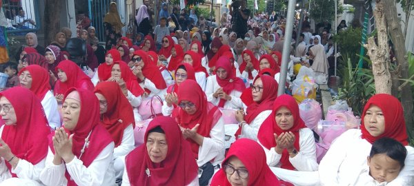 DARI SEDATI HINGGA SURABAYA! Ribuan Jemaah Padati Pengajian Akbar Maulid Nabi di Griya Pabean Asri