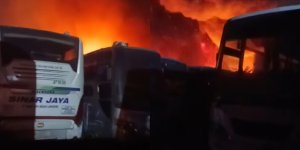 Warga Panik usai Muncul Kobaran Api di Pangkalan PO Sinar Jaya Bekasi, 50 Bus yang Terparkir Hangus Terbakar