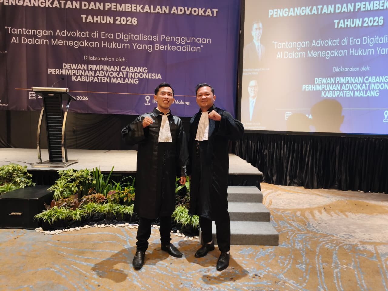 Muhamad Amir Mahmud, S.H. dan Dimas Fascho Adhyaksa, S.H. usai dilantik sebagai advokat