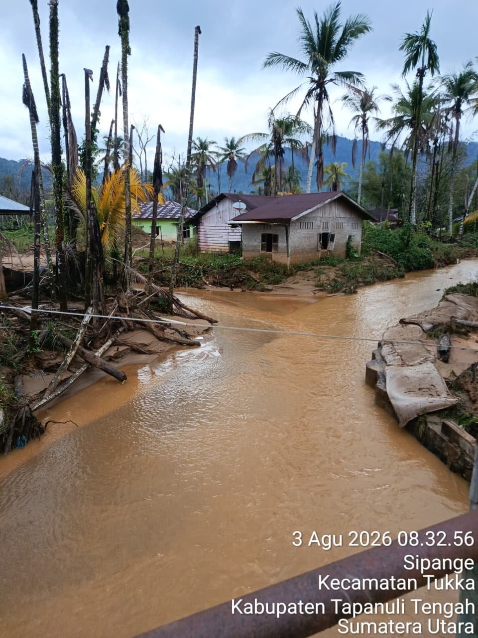 Banjir di Kota Padang Berangsur Surut,  Para Warga Mulai Bersihkan Rumah