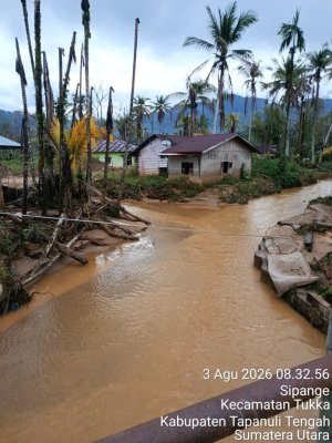 Banjir di Kota Padang Berangsur Surut,  Para Warga Mulai Bersihkan Rumah
