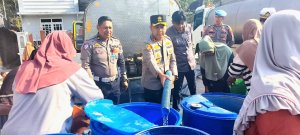 Atasi Kekeringan, Polres Rembang dan IJTI Salurkan 50.000 Liter Air Bersih