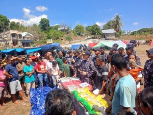 TNI AL DISTRIBUSIKAN BANTUAN KORBAN GEMPA REO NTT